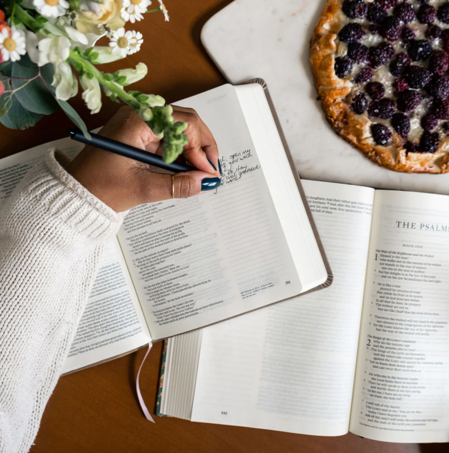 NLT Journaling Bible: Marlo Theme